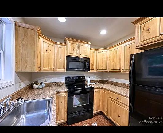 3rd image of 139 Iris St