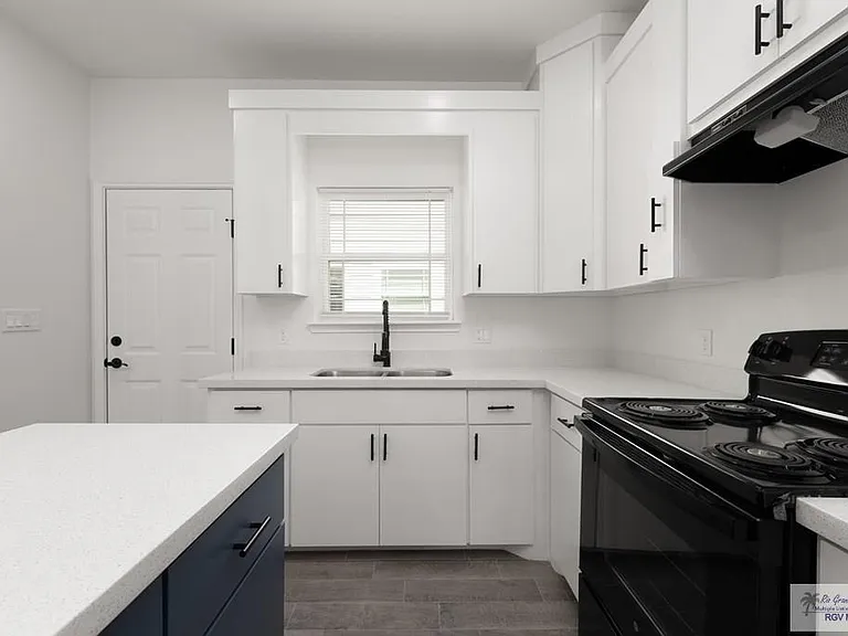 405 Lion'S Villa Ave #14 — Photo 4