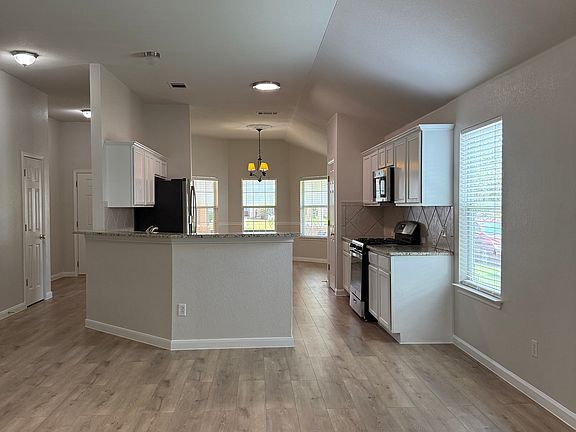 3rd image of 543 Westbury Ln