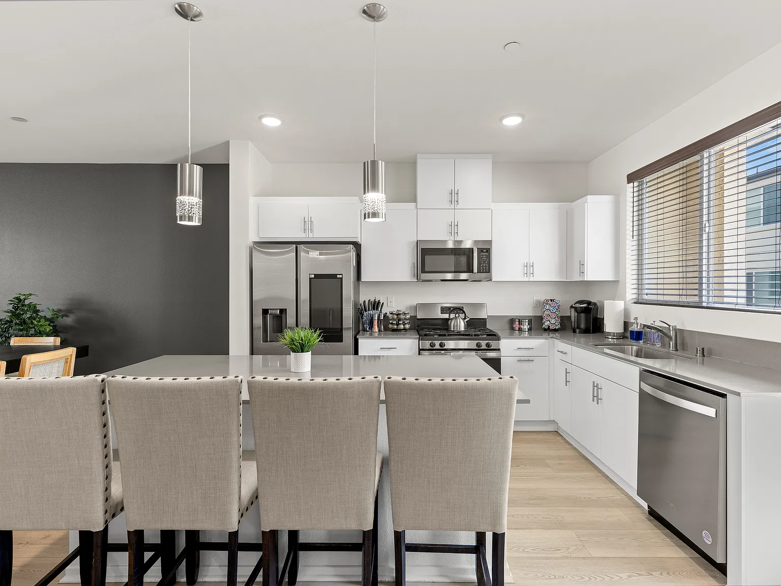 3 bed, $6,999 — Photo 4