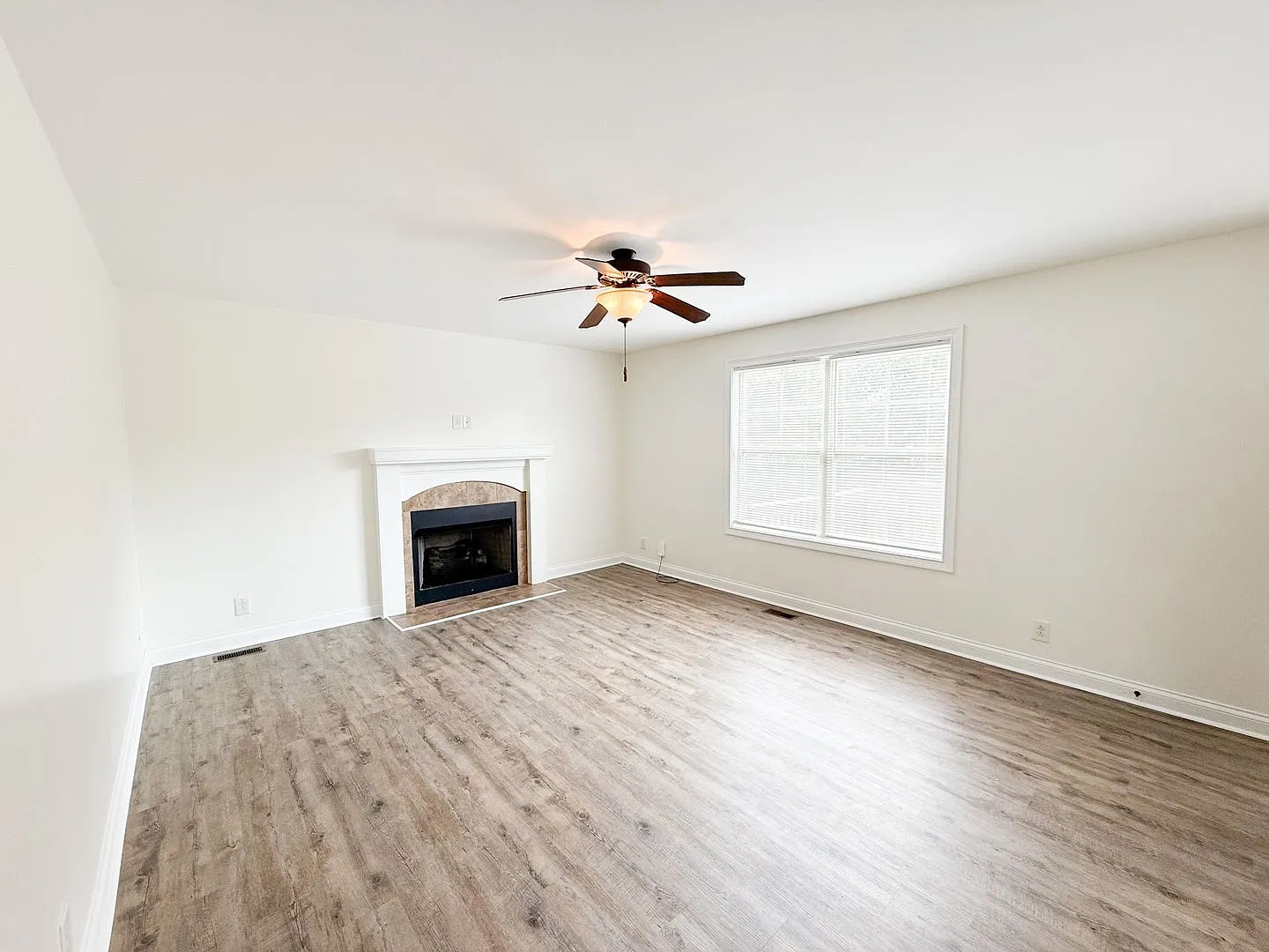 3 Bedroom 2 Bathroom Home — Photo 4