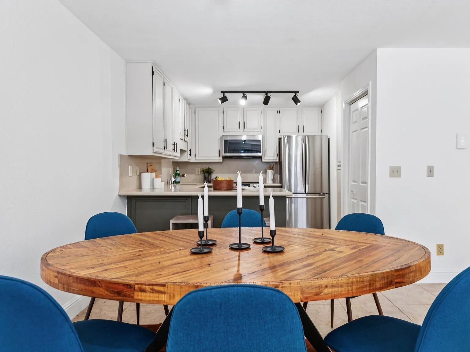 2 bed, 1.5 bath, 1122 sqft, $3,800 — Photo 3