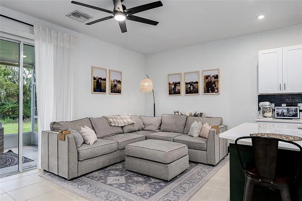 3 bed, 2.5 bath, 1407 sqft, $2,300 — Photo 3