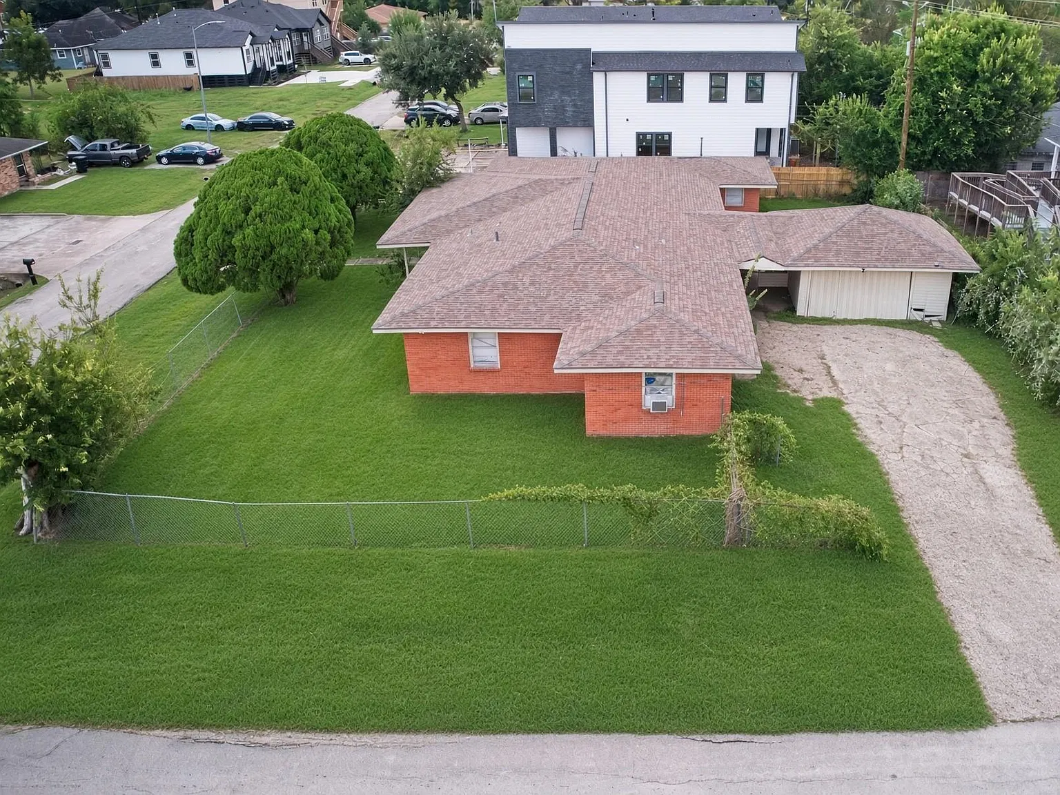 5 bed, 2.0 bath, 2914 sqft, $2,100 — Photo 4