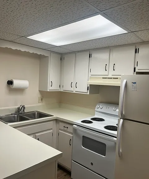 230 Springhill Dr #102 — Photo 2