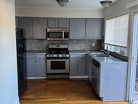 2nd image of 441 Greentree Ln
