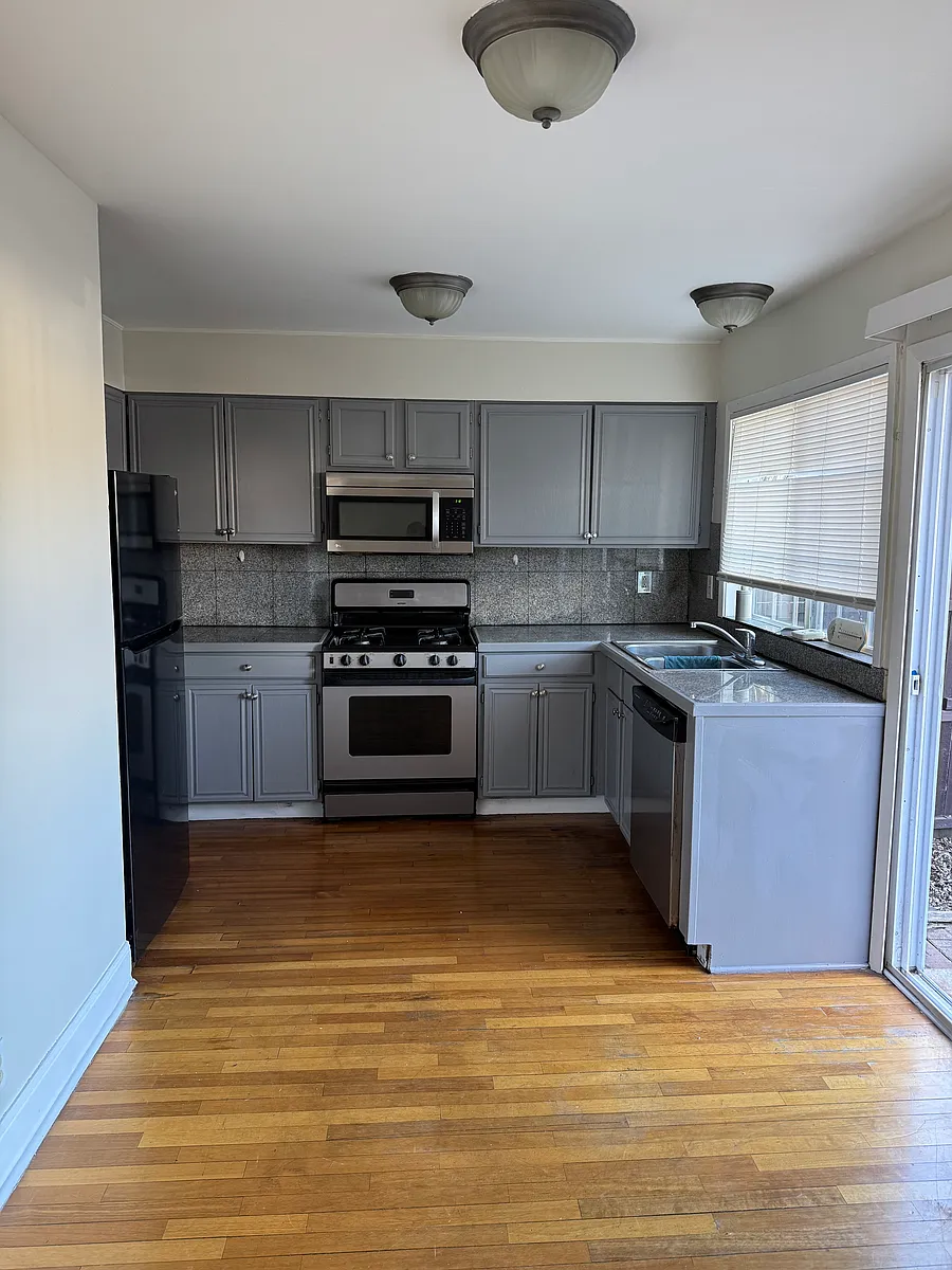 Building Photo - 441 Greentree Ln