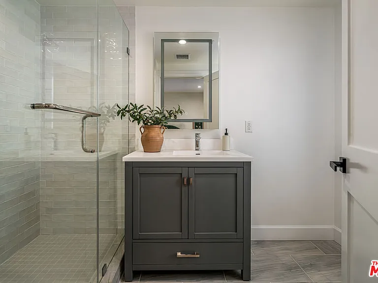 1147 N Beachwood Dr #5 — Photo 15