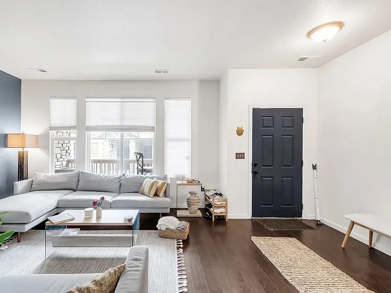571 S Mobile Pl — Photo 2