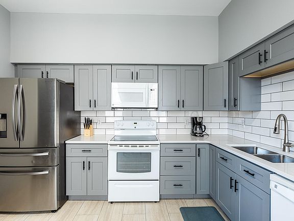 5th image of 811 Isabella St
