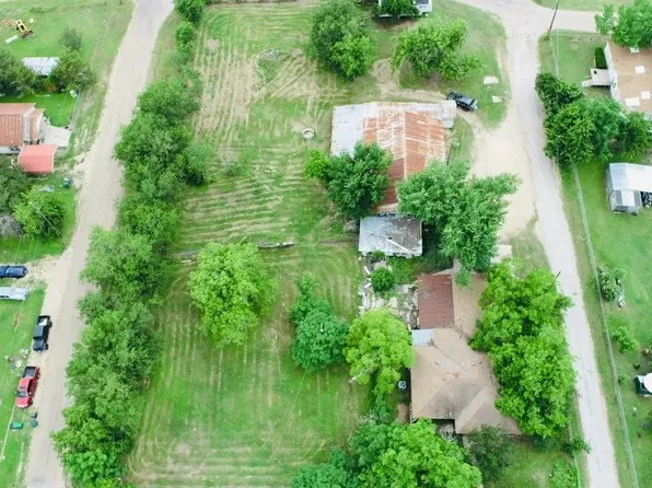 305 Yale St, Cameron, TX 76520