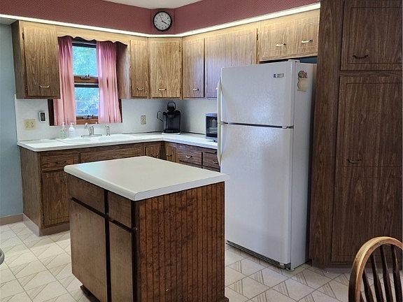 5th image of 2419 Torrington Ave
