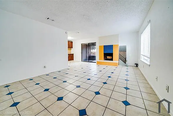 3 bed, 1038 sqft, $2,300 — Photo 2