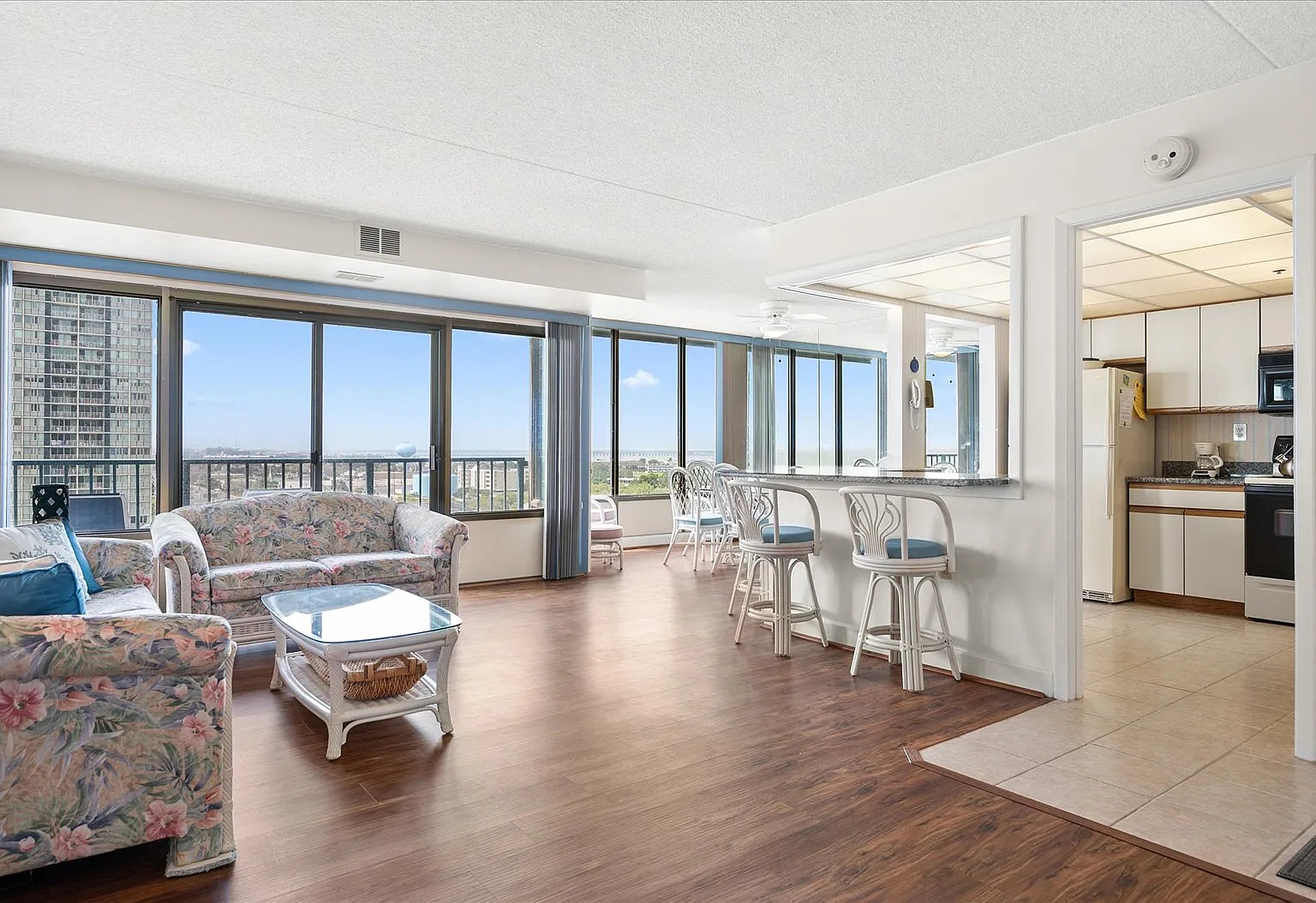2 bed, 1090 sqft, $1,200 — Photo 1