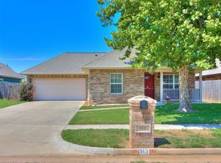 913 SW 16th St, Moore, OK 73160