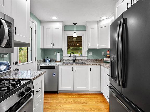 4th image of 245 Lynn Dr