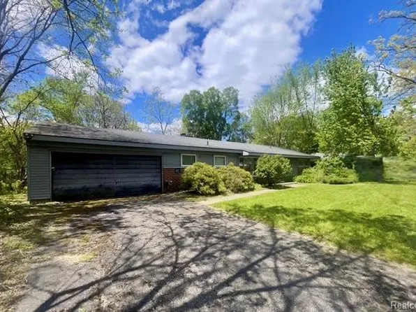 7166 Cottonwood Knl, West Bloomfield, MI 48322