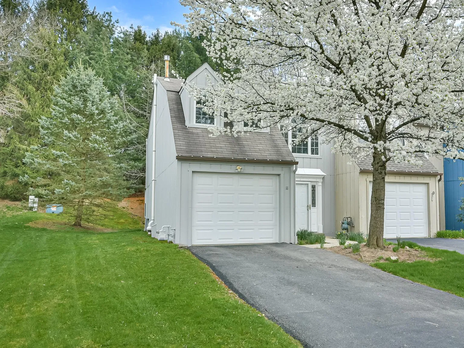 11 Monmouth Dr — Photo 2