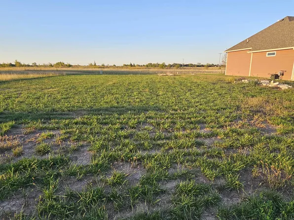 1514 N Emerald Valley Dr, Mulvane, KS 67110