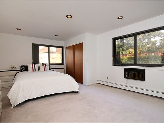 4th image of 352 Central Park Ave APT D20