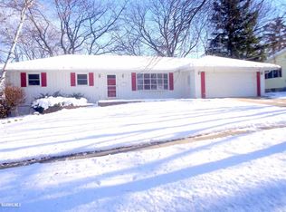 1837 Ridge Dr, Freeport, IL 61032