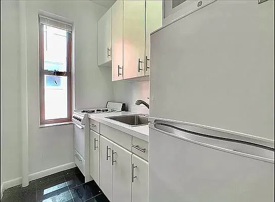 237 E 53rd St #1C — Photo 3