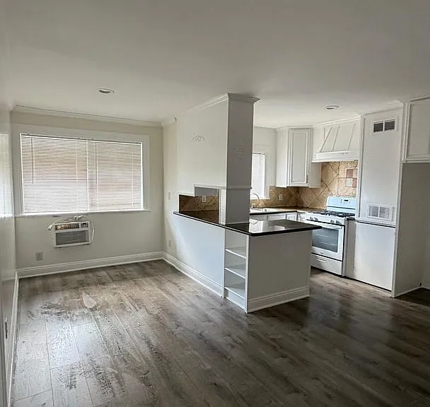 7305 Kester Ave — Photo 3