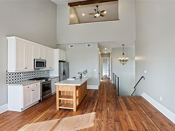 4th image of 1723 Columbus St