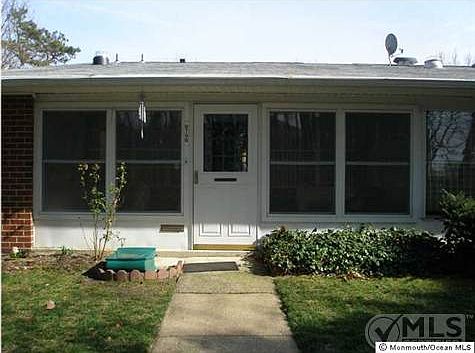 1st image of 879B Balmoral Ct