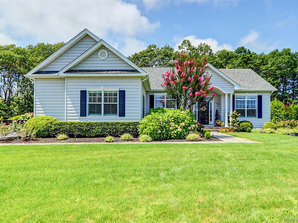 1st image of 2 Hamptons Court Drive W