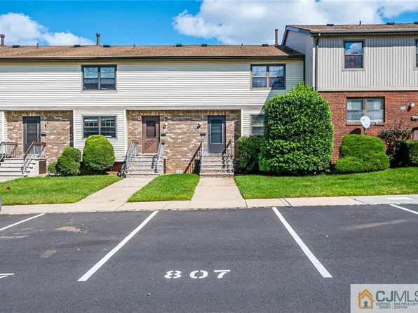 807 Maple Hill Dr, Woodbridge, NJ 07095