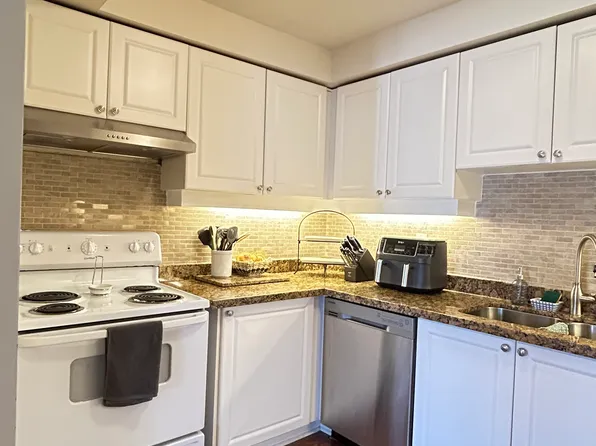 119 Mountainview Rd N #8, Halton Hills, ON L7G 3P8