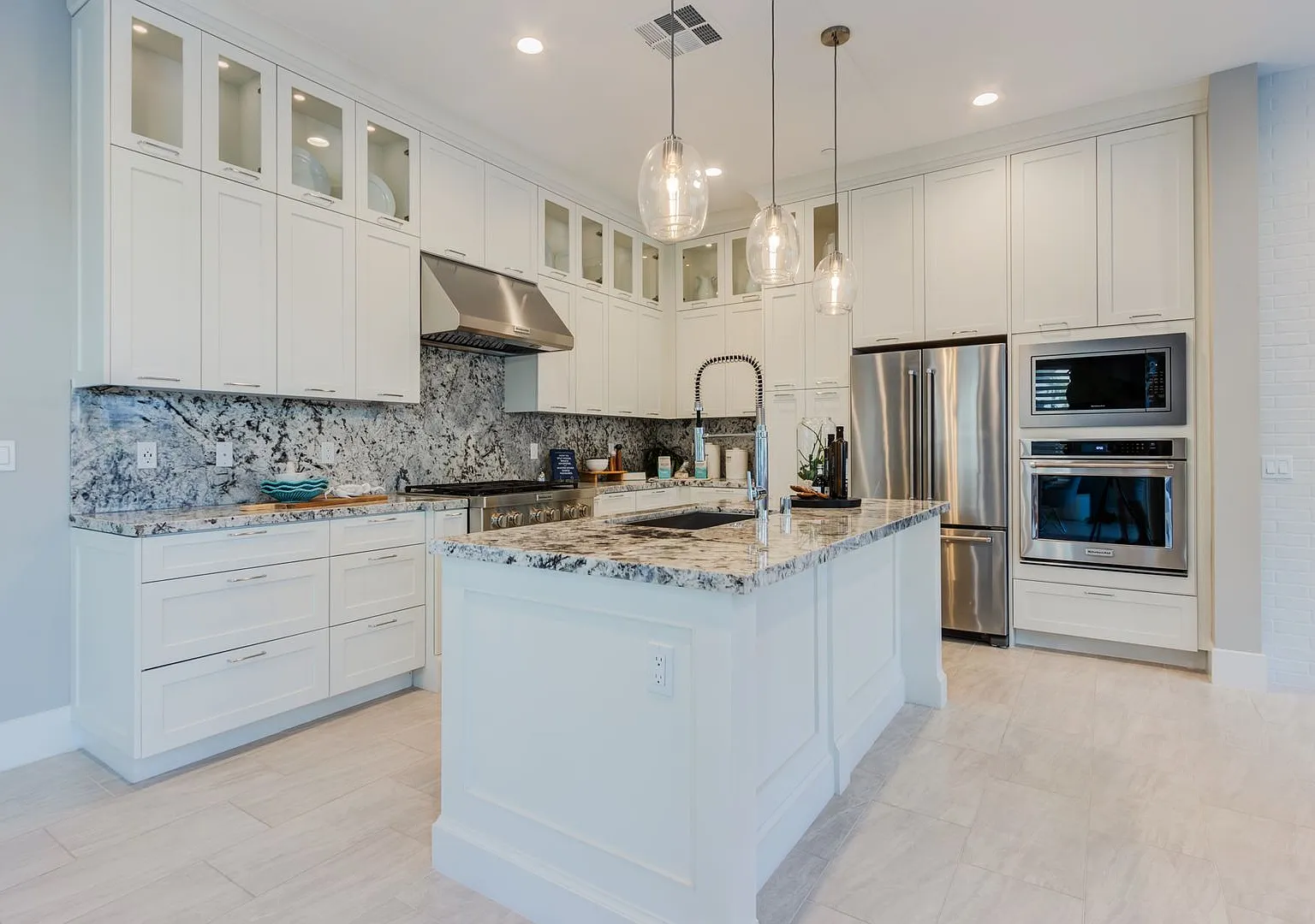Introducing a stunning 4 bedroom, 4.5 bathroom fully furnished home — Photo 3