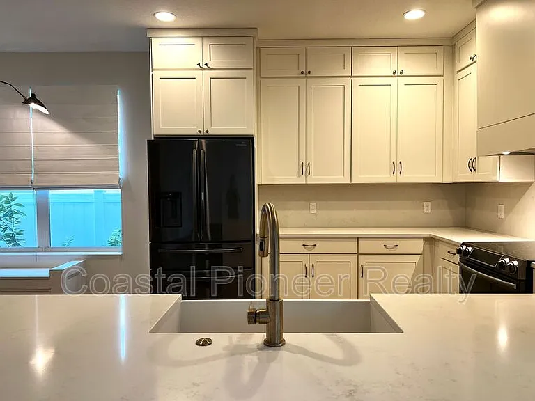 1738 W Spruce St — Photo 14