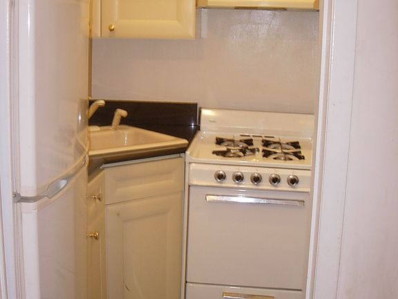 2nd image of 326 E 90th St #8