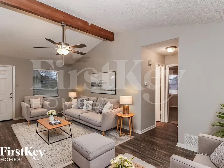 202 Carolyn Dr — Photo 4