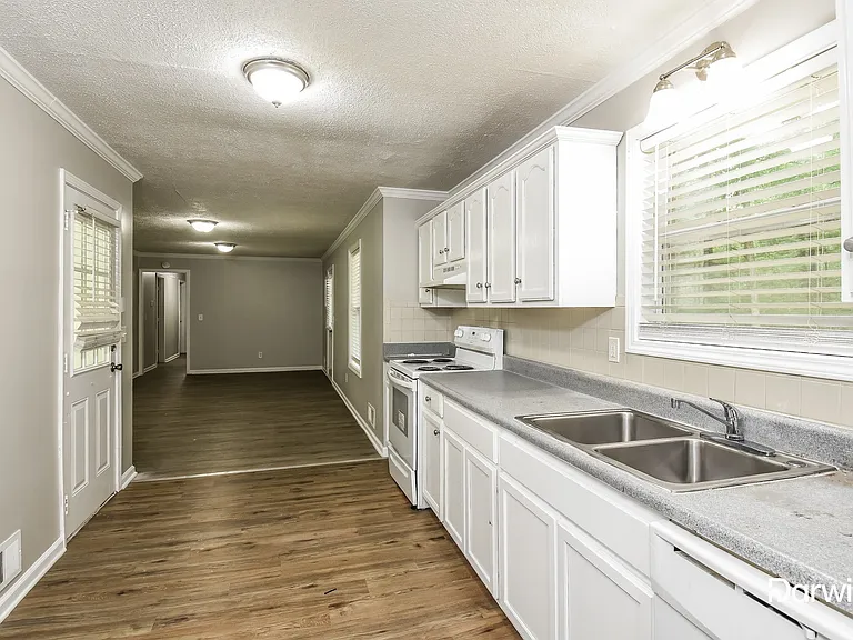 6215 Marilla St — Photo 3