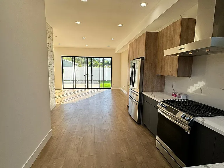 7434 Penfield Ave — Photo 2