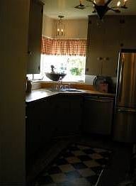 3rd image of 1546 W Lewis Ave