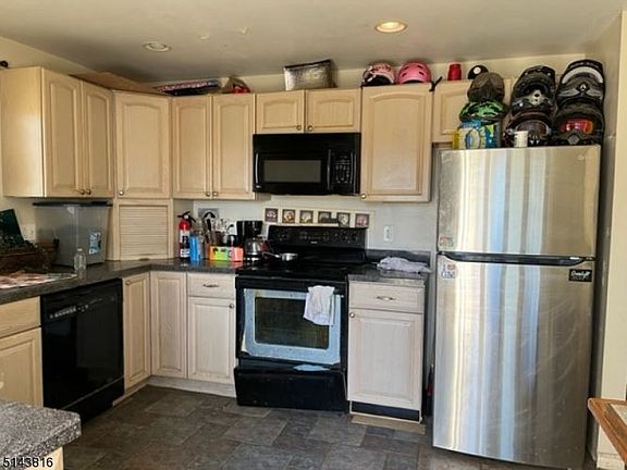 3rd image of 41 Vernon Ave