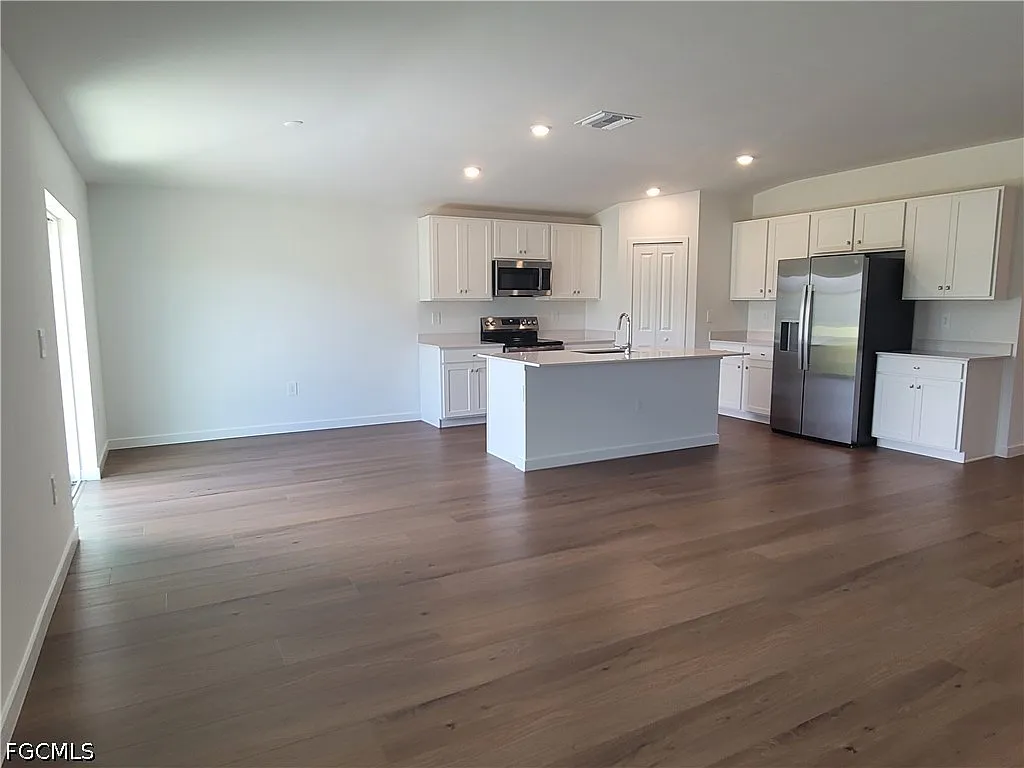 4 bed, 2.0 bath, 1824 sqft, $2,300 — Photo 2