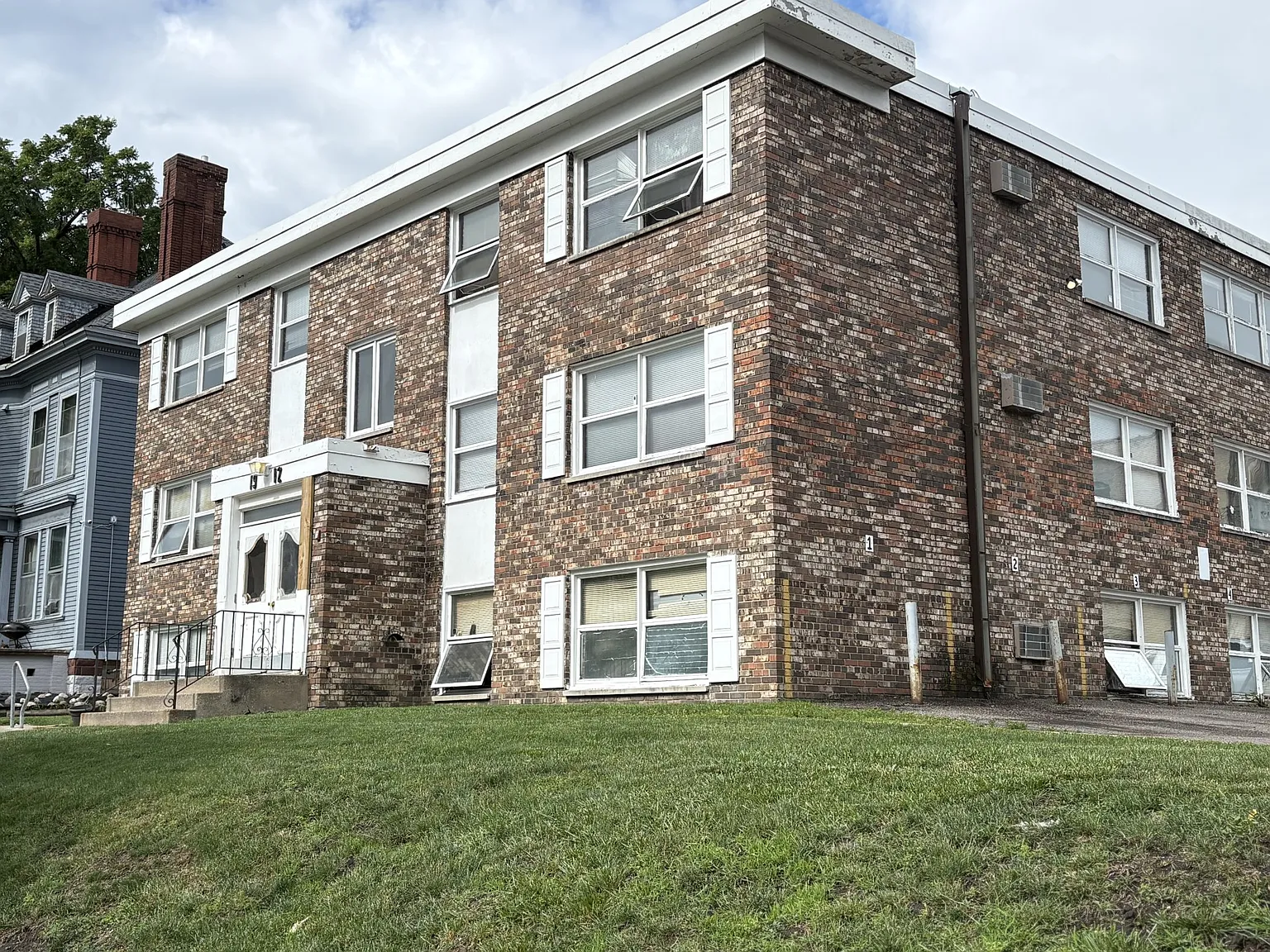 One Month Free!Updated One-Bedroom Unit In Stevens Square Neighborhood — Photo 1