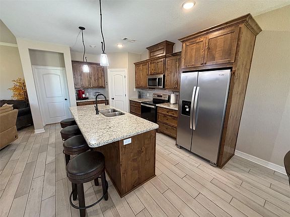 5th image of 216 Shannon St