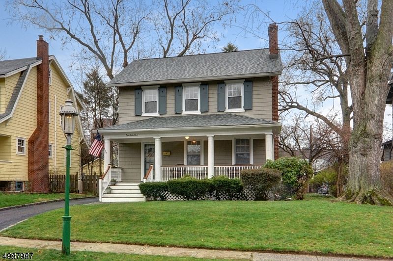 1st image of 164 College Pl