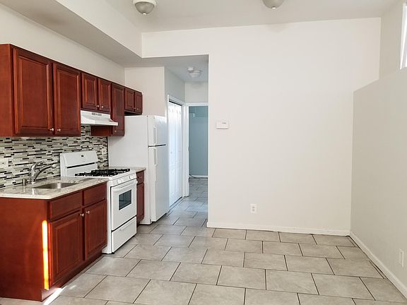 3rd image of 15 Cranberry Ct