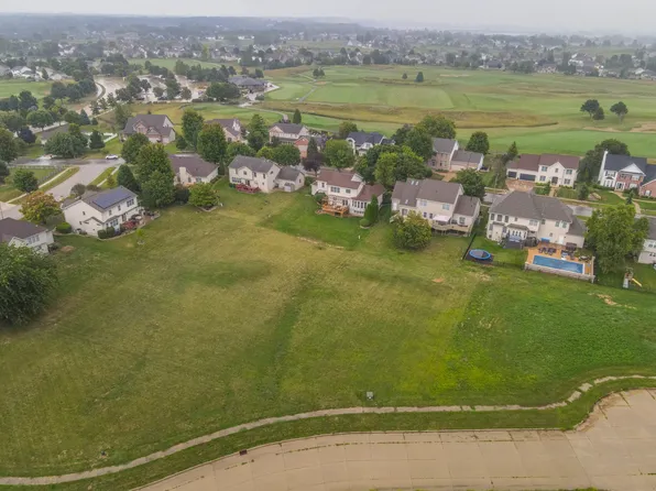 70 Pebblebrook Ct, Bloomington, IL 61705