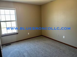 615 Willow Ln APT A, Peculiar, MO 64078