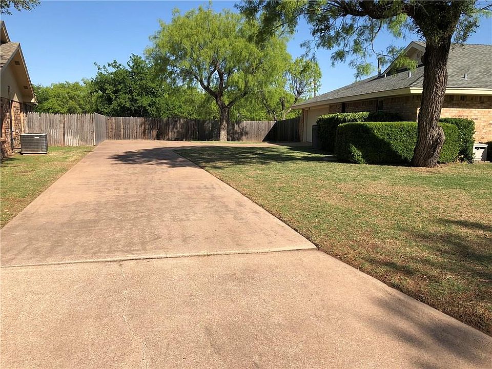 2nd image of 826 Green Valley Dr