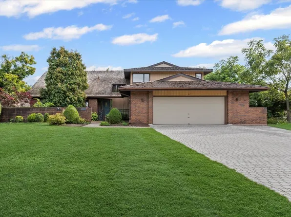 817 Merry Ln, Oak Brook, IL 60523