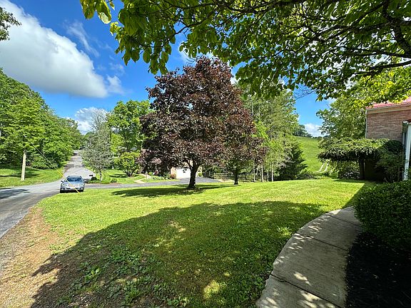 5th image of 221 Highland Cir
